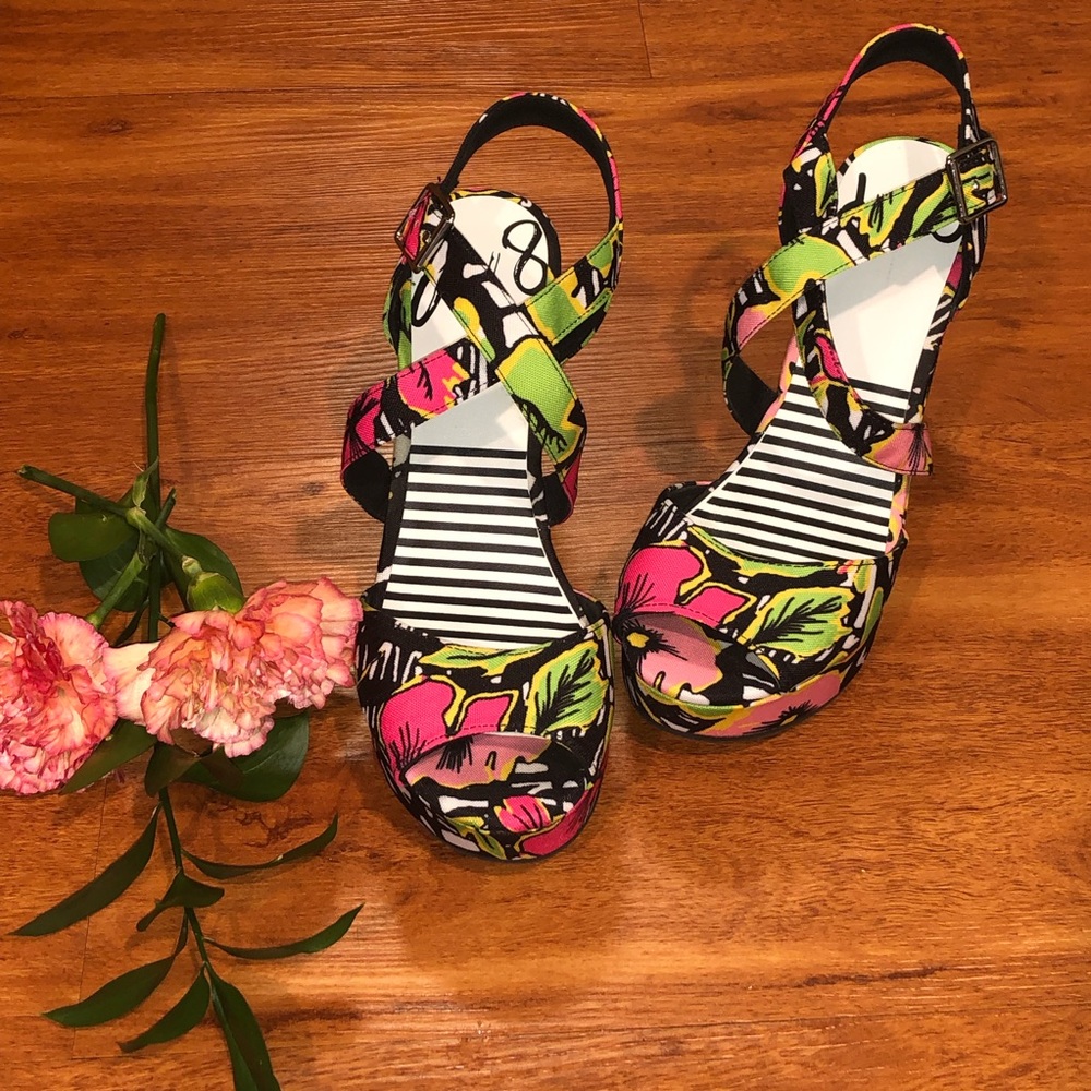 ☀️20%Off Sale -DV8 Dolce Vita Floral Wedges (NWOT)